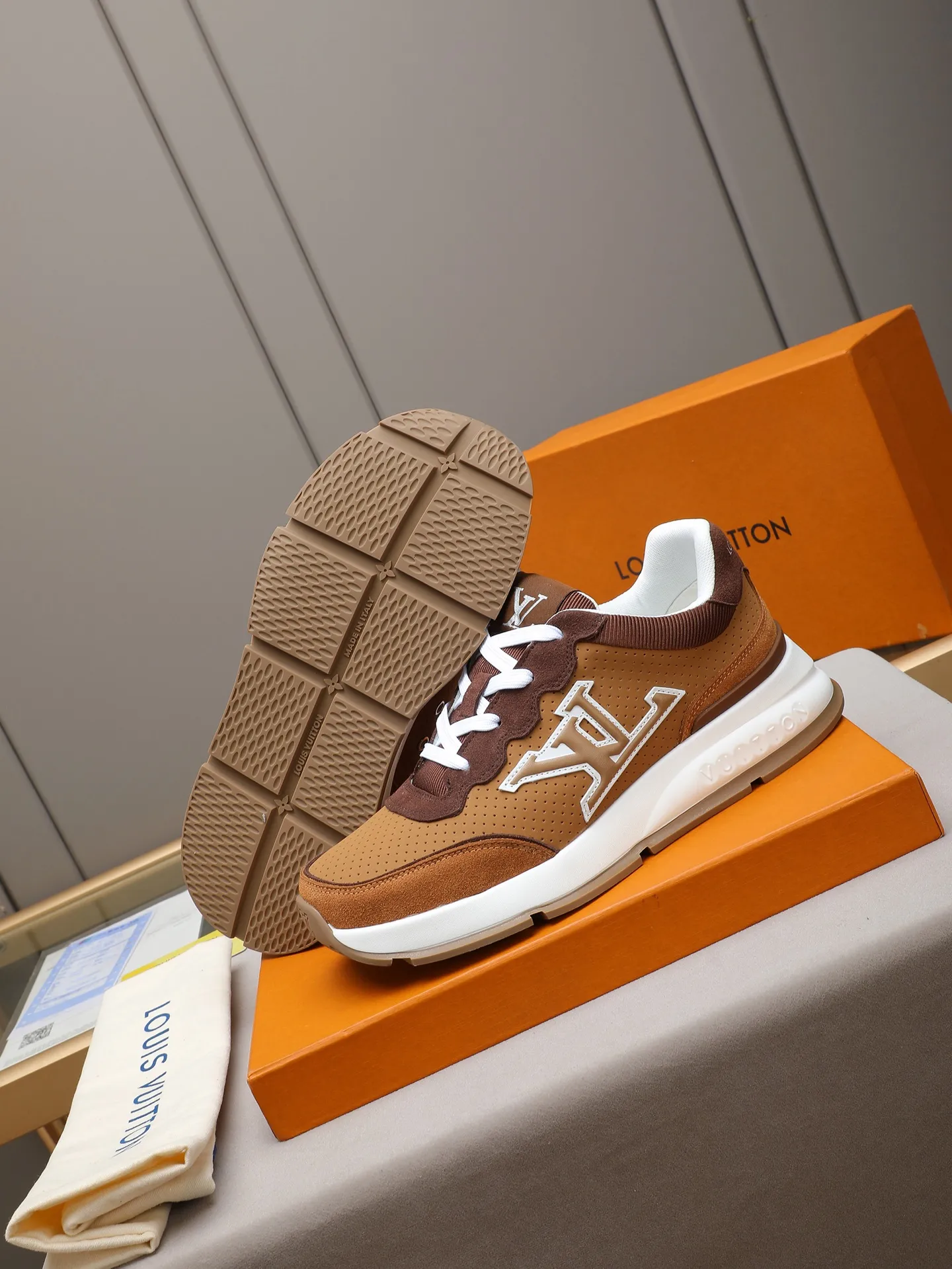 Men's shoes 💰460 Brand: LOUIS VUITTON Louis Vuitton LV Size: 38 39 40 41 42 43 44 (45 customized) Fabric: original cowhide cowhide 🔸Inside of: mesh 🔺Sole: counter foam outsole